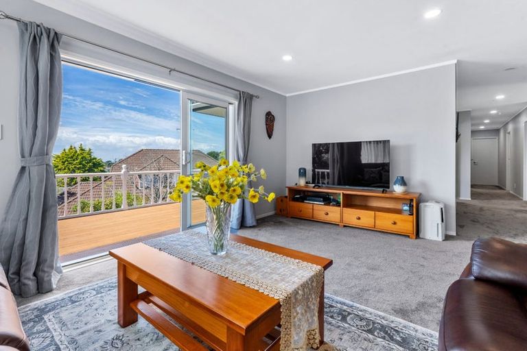 Photo of property in 18 Murano Place, Chatswood, Auckland, 0626