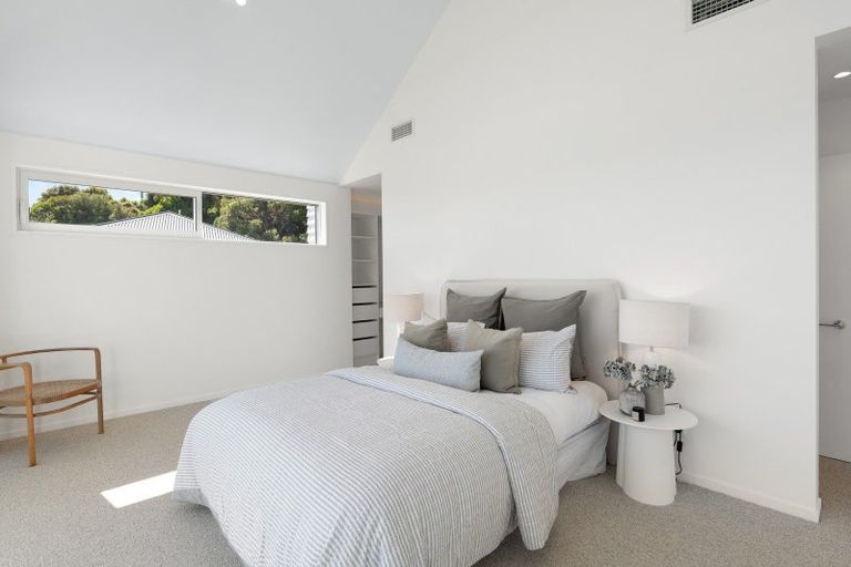 Photo of property in 2/1 The Brae, Mount Pleasant, Christchurch, 8081