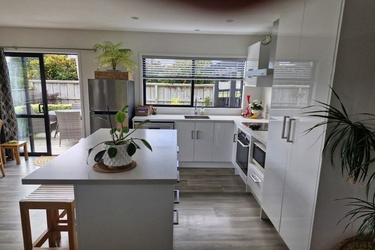 Photo of property in 11 Heta Road, Highlands Park, New Plymouth, 4312