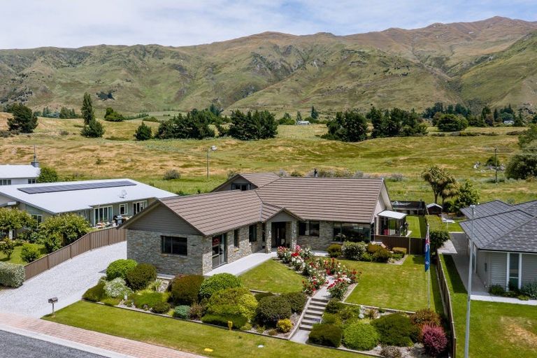 Photo of property in 48 Kelliher Drive, Wanaka, 9305