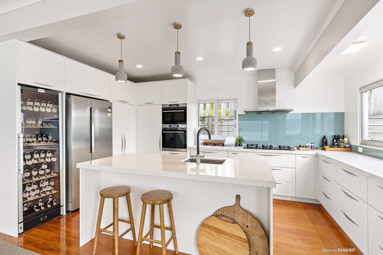 Photo of property in 21 Napier Street, Karaka Bays, Wellington, 6022