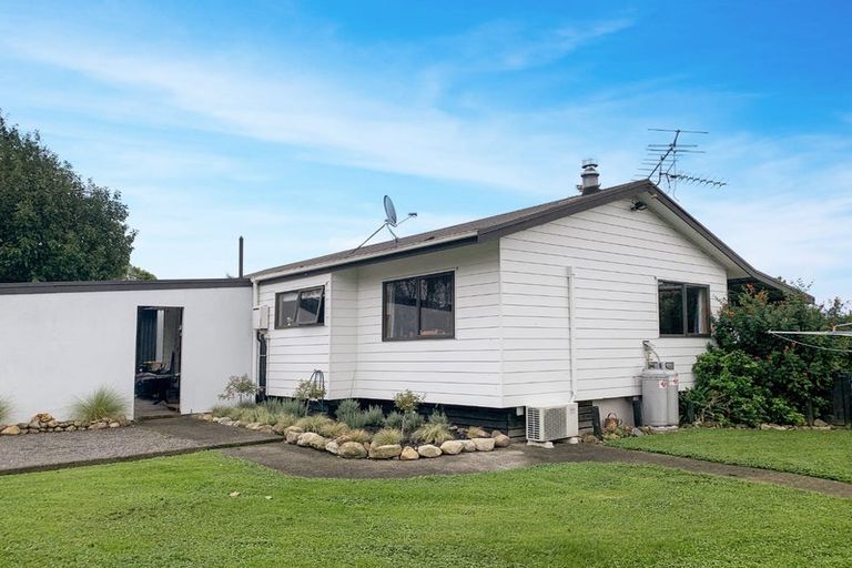 Photo of property in 437 Tararua Road, Levin, 5571