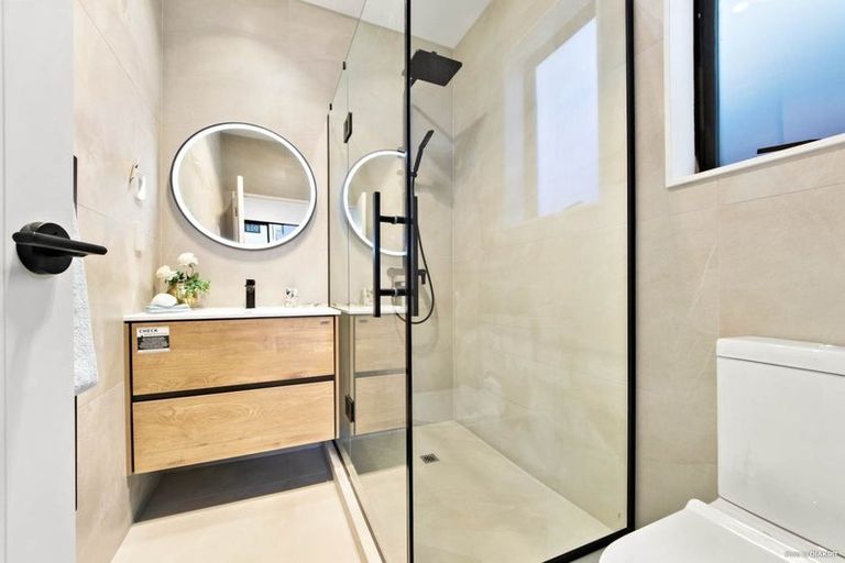 Photo of property in 18 Hava Place, Green Bay, Auckland, 0604