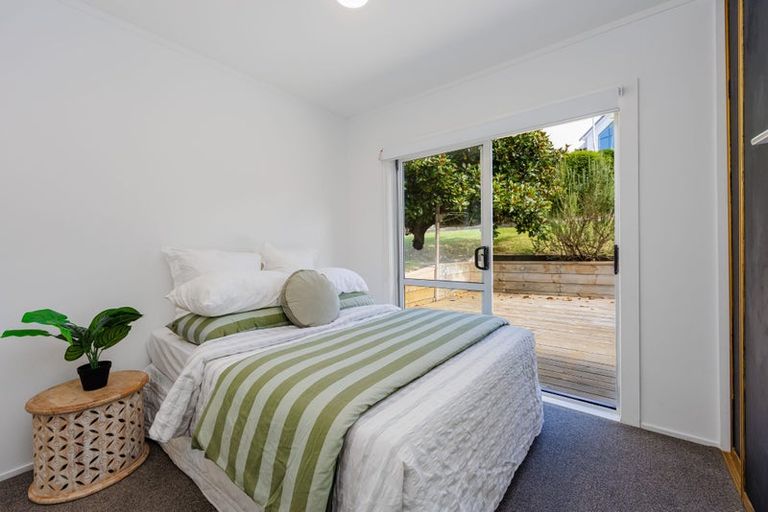 Photo of property in 3 Idyll Place, Northcross, Auckland, 0632