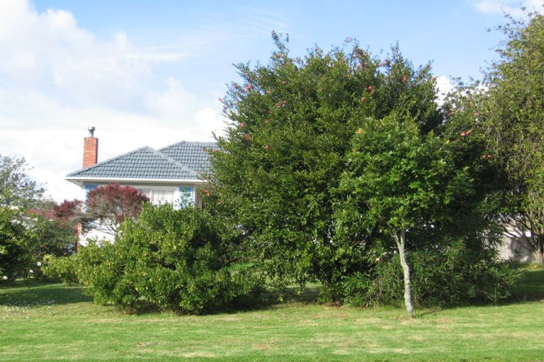 Photo of property in 100 Matipo Road, Te Atatu Peninsula, Auckland, 0610