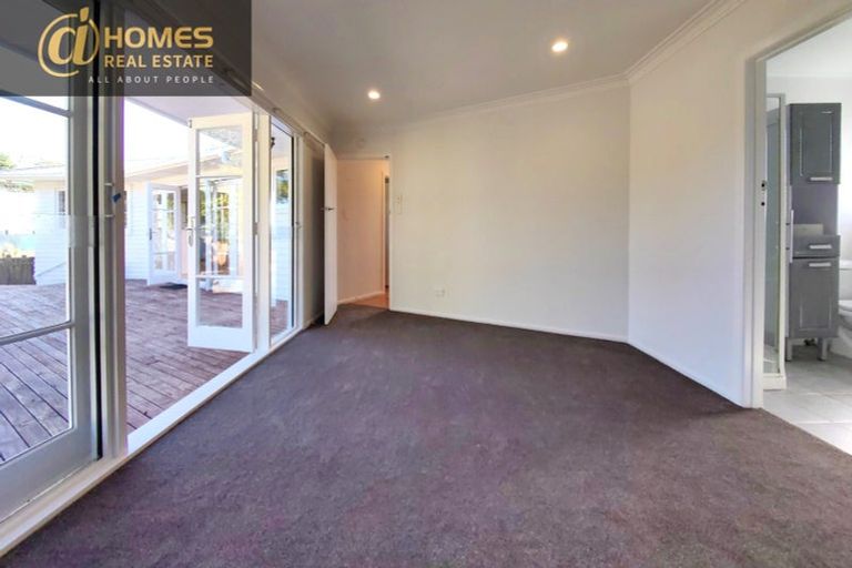 Photo of property in 35 Schnapper Rock Road, Greenhithe, Auckland, 0632