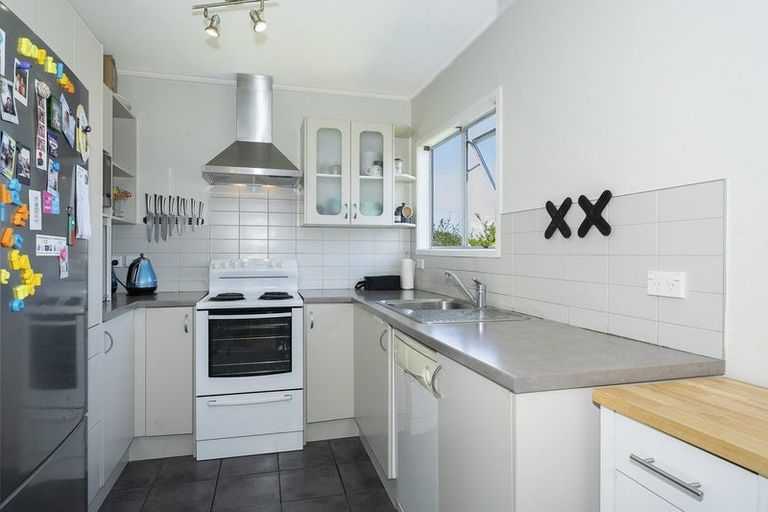 Photo of property in 4/23 Luckens Road, West Harbour, Auckland, 0618