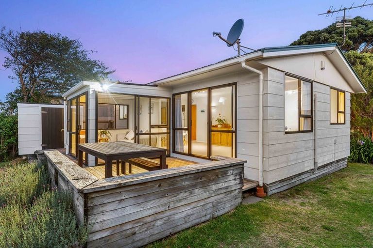 Photo of property in 13 Atua Street, Waikanae Beach, Waikanae, 5036