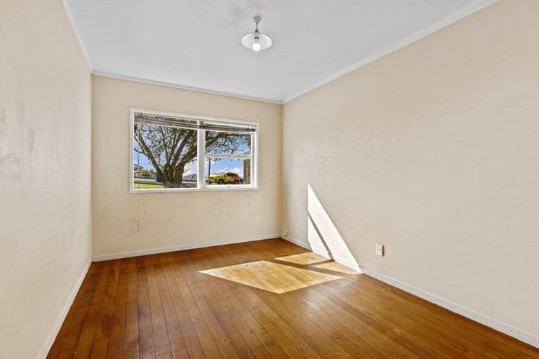 Photo of property in 1/302 Glenfield Road, Glenfield, Auckland, 0629