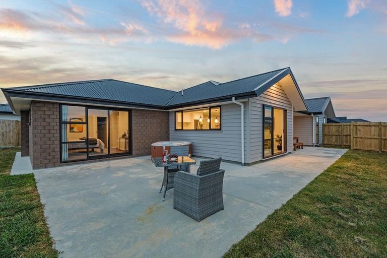 Photo of property in 20 Atlantic Drive, Fitzherbert, Palmerston North, 4410