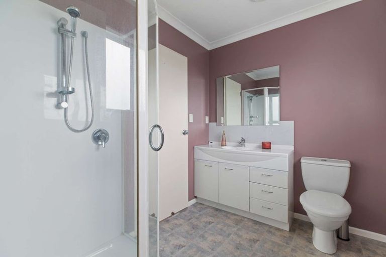 Photo of property in 5 Hocken Place, Mangere Bridge, Auckland, 2022