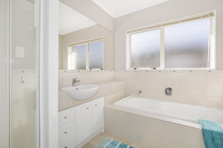 Photo of property in 28 Belfry Place, Wattle Downs, Auckland, 2103