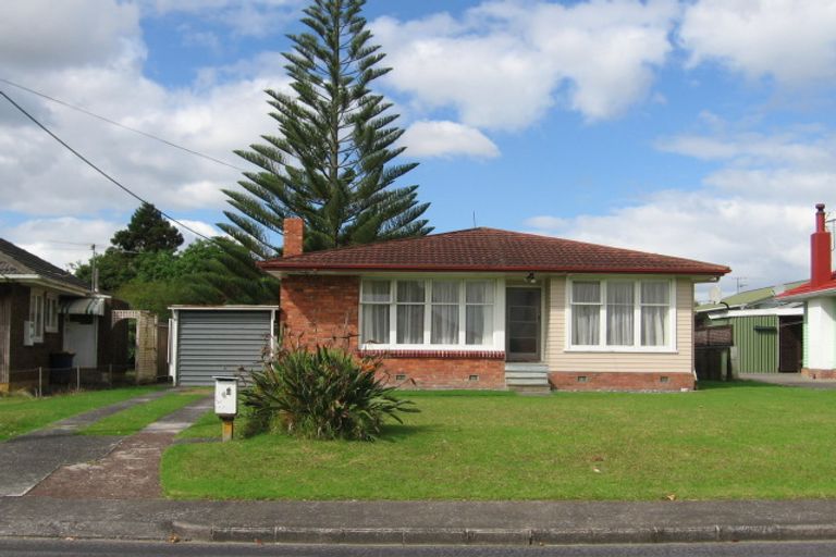 Photo of property in 16 Kirrie Avenue, Te Atatu South, Auckland, 0610