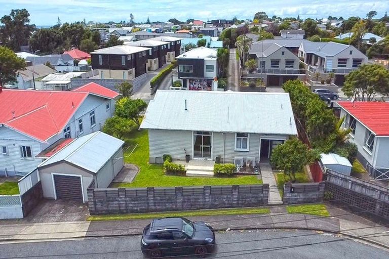 Photo of property in 14 Mangorei Road, Strandon, New Plymouth, 4312