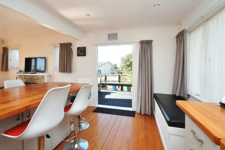 Photo of property in 1 Netherlands Avenue, Kelston, Auckland, 0602