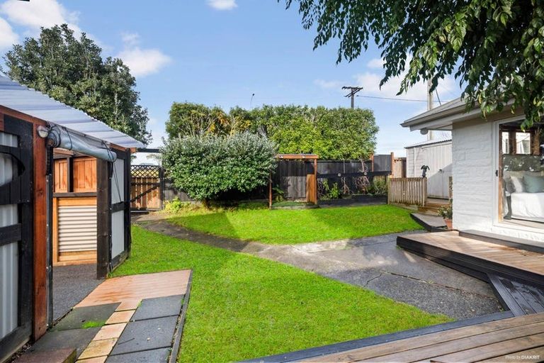 Photo of property in 1/934 East Coast Road, Northcross, Auckland, 0630