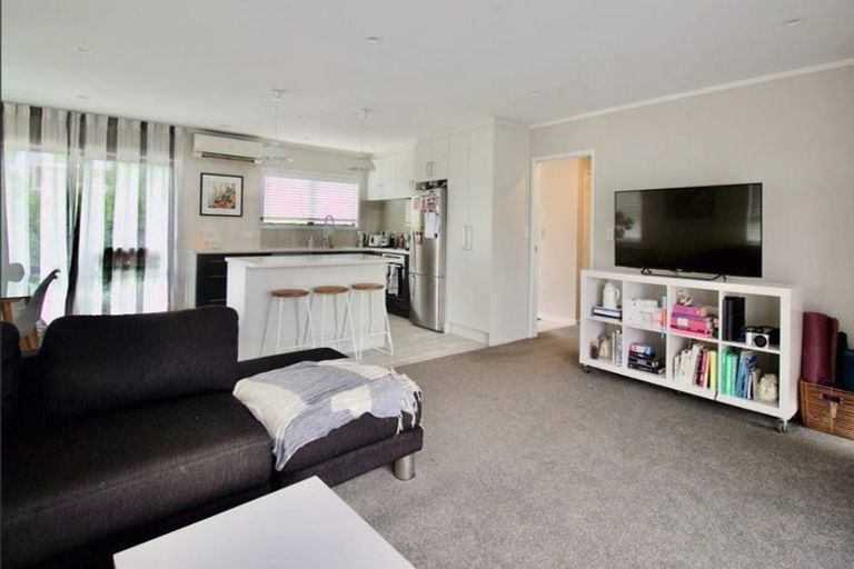 Photo of property in 2a Taipari Road, Te Atatu Peninsula, Auckland, 0610