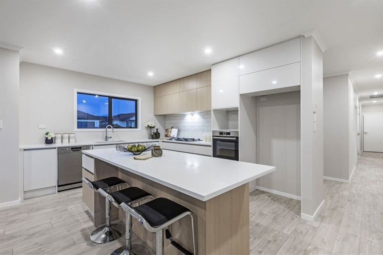 Photo of property in 8 Vogwill Road, Kumeu, 0810