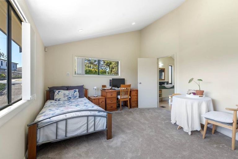 Photo of property in 2/230 East Coast Road, Forrest Hill, Auckland, 0620