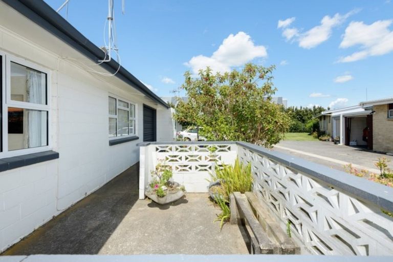 Photo of property in 1/92 Ngatai Road, Otumoetai, Tauranga, 3110