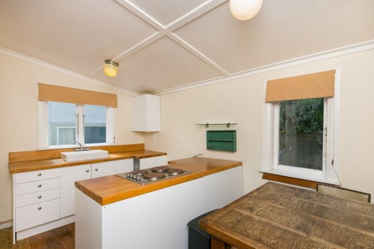 Photo of property in 19 Chatham Street, Berhampore, Wellington, 6023