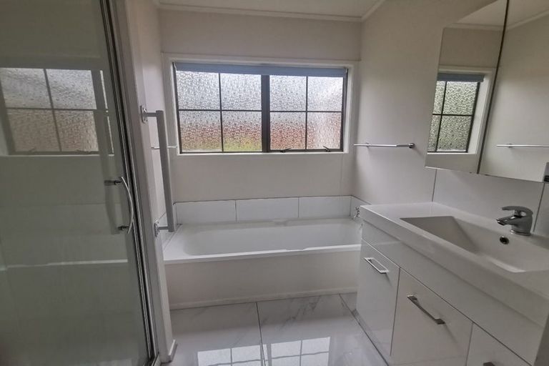 Photo of property in 17 Palmetto Place, Goodwood Heights, Auckland, 2105