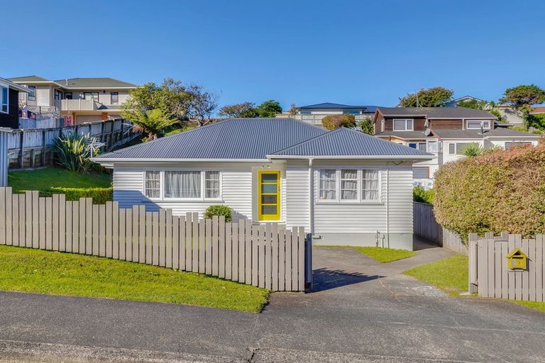 Photo of property in 9 Roy Street, Tawa, Wellington, 5028
