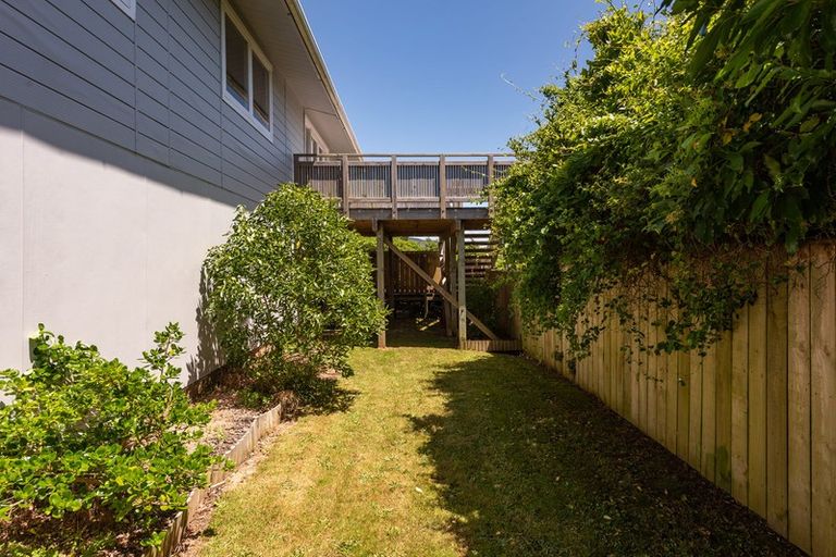 Photo of property in 15 Dunmail Way, Newlands, Wellington, 6037