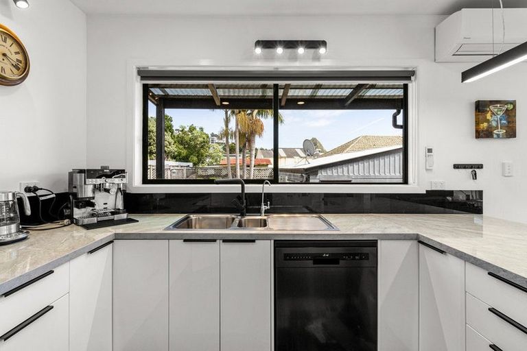 Photo of property in 30 Pioneer Road, Moturoa, New Plymouth, 4310