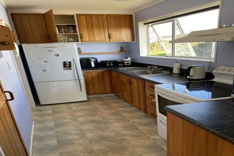 Photo of property in 32 Colchester Crescent, Newlands, Wellington, 6037