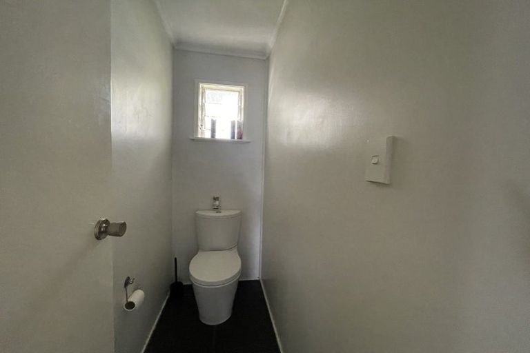 Photo of property in 26 Totaravale Drive, Totara Vale, Auckland, 0629