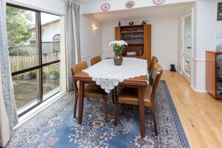 Photo of property in 6 Orinda Close, Botany Downs, Auckland, 2010