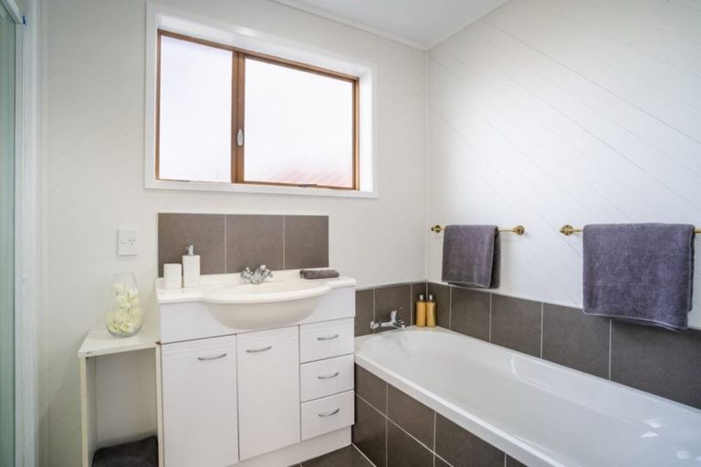 Photo of property in 2/101 Sylvan Avenue, Northcote, Auckland, 0627