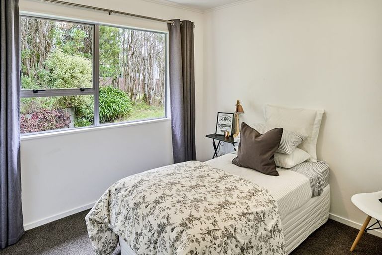 Photo of property in 18 Bloomsbury Grove, Newlands, Wellington, 6037