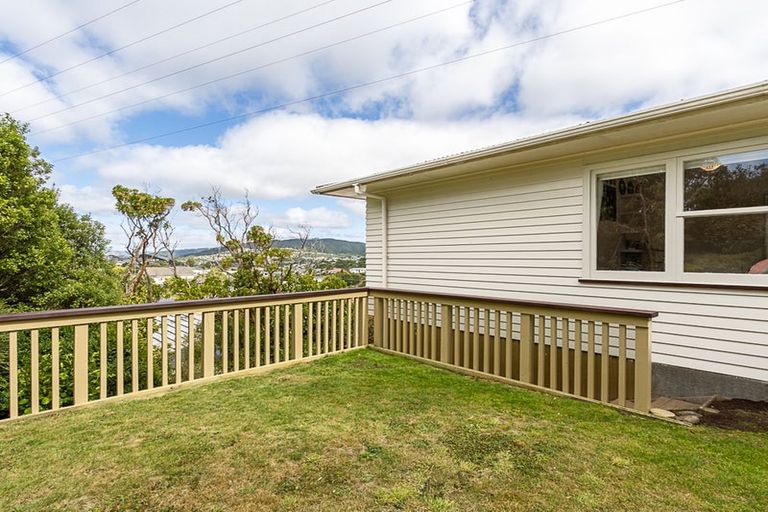 Photo of property in 16 Griffiths Grove, Newlands, Wellington, 6037
