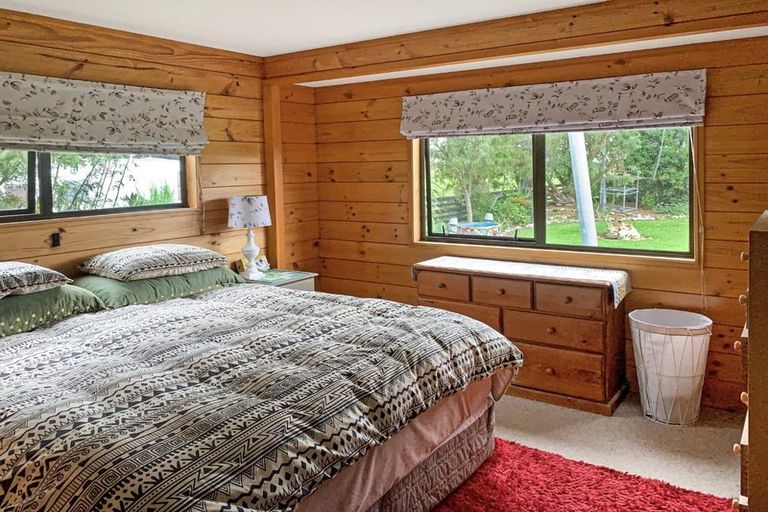 Photo of property in 437 Tararua Road, Levin, 5571