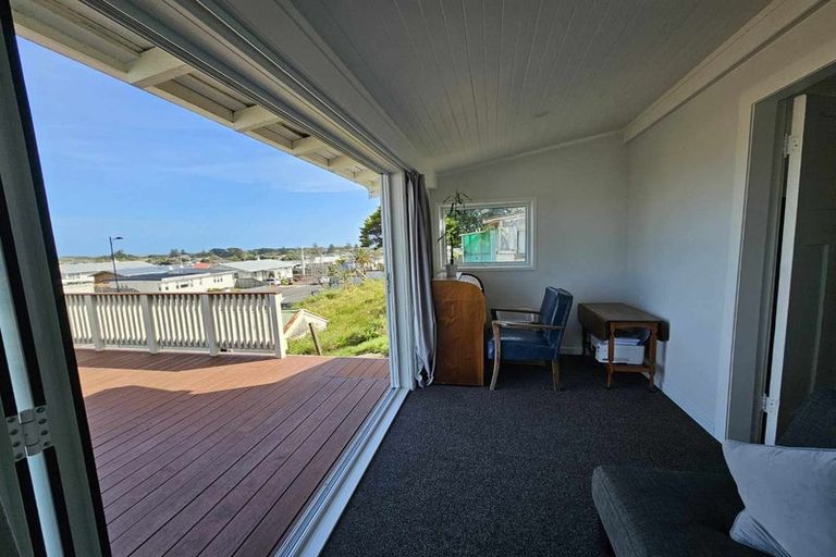 Photo of property in 33 Rangiora Street, Castlecliff, Whanganui, 4501