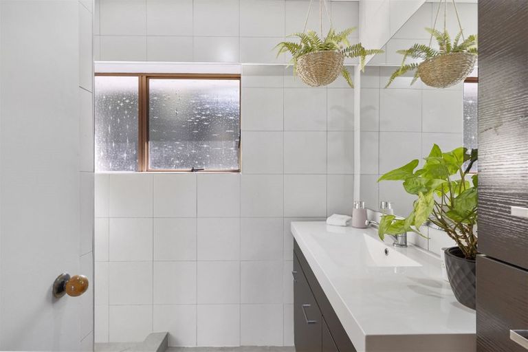 Photo of property in 2/25 Mannering Place, Hillcrest, Auckland, 0627