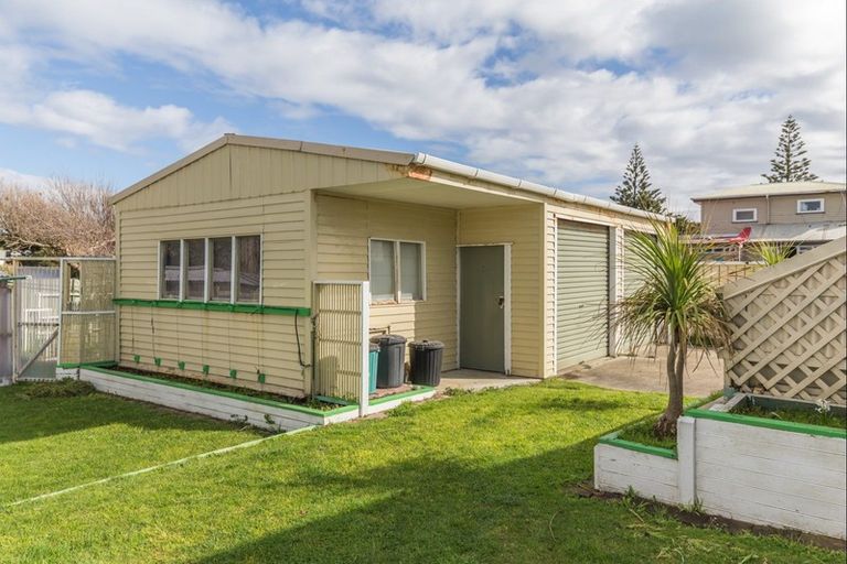 Photo of property in 4 Himatangi Street, Himatangi Beach, Foxton, 4891