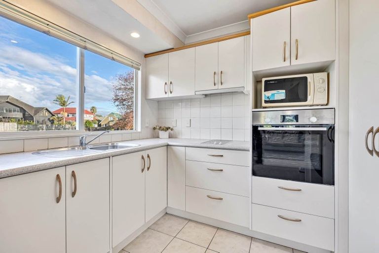 Photo of property in 52 Mirrabooka Avenue, Botany Downs, Auckland, 2010