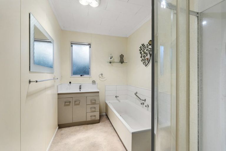 Photo of property in 20 Mayfair Place, Westown, New Plymouth, 4310