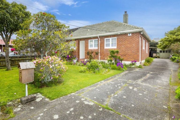 Photo of property in 5 Pearce Crescent, Taita, Lower Hutt, 5011