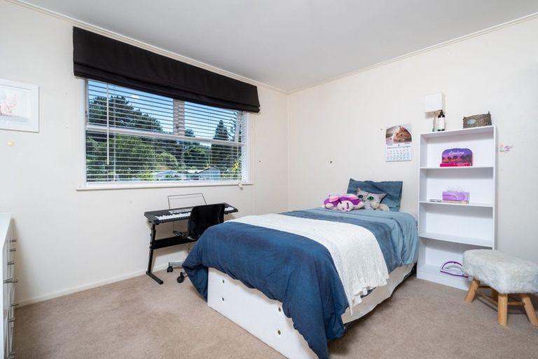 Photo of property in 6 Staincross Street, Green Bay, Auckland, 0604