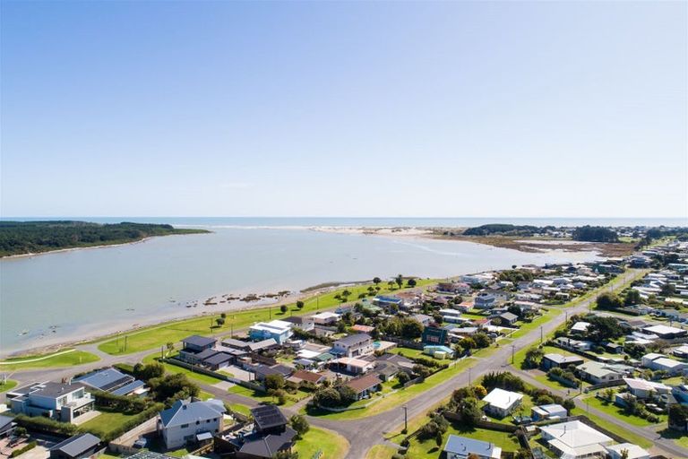 Photo of property in 45 Shortt Street, Foxton Beach, Foxton, 4815