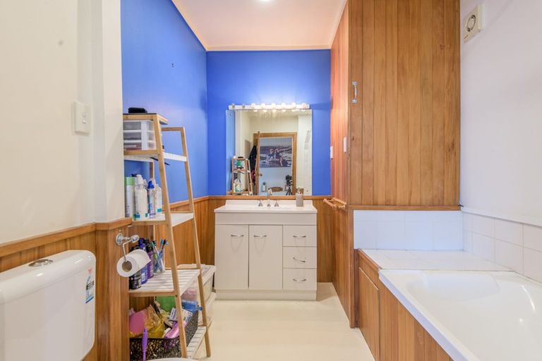 Photo of property in 148 The Esplanade, Houghton Bay, Wellington, 6023