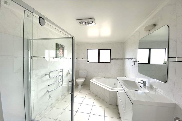 Photo of property in 439 Old Te Atatu Road, Te Atatu Peninsula, Auckland, 0610