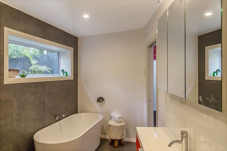 Photo of property in 3 Glenelg Road, Red Beach, 0932