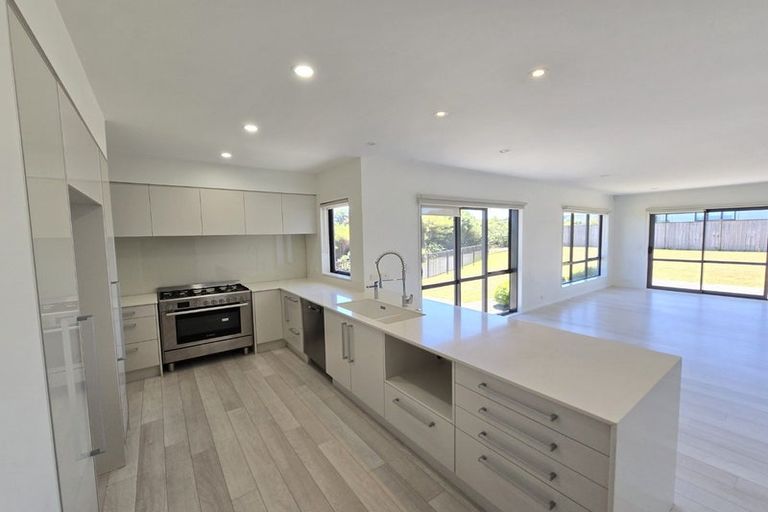 Photo of property in 11 Kuhanui Drive, Karaka, Papakura, 2113