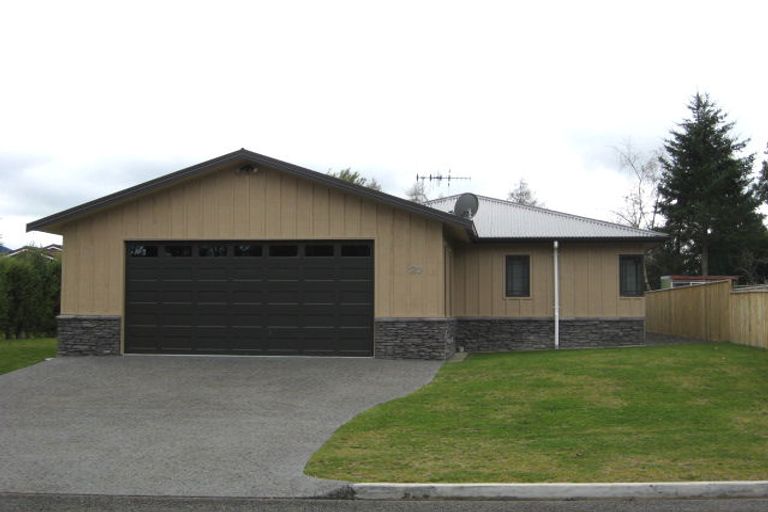 Photo of property in 20 Irwin Place, Kinloch, Taupo, 3377