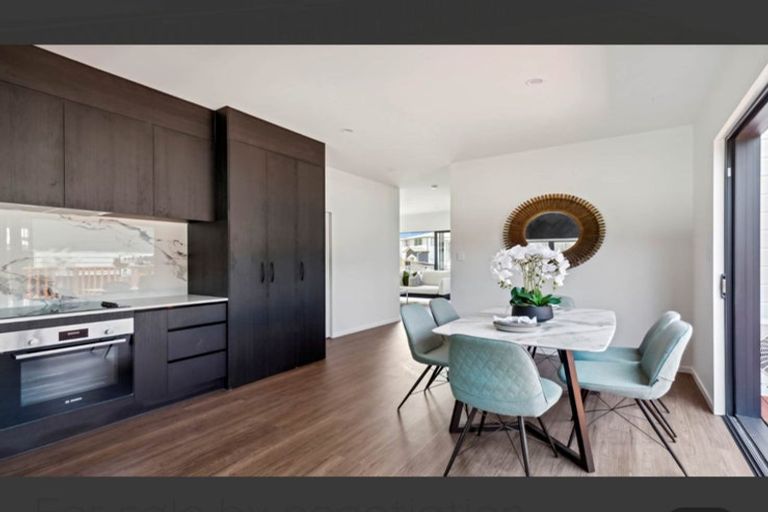 Photo of property in 12 Woodhouse Place, West Harbour, Auckland, 0618